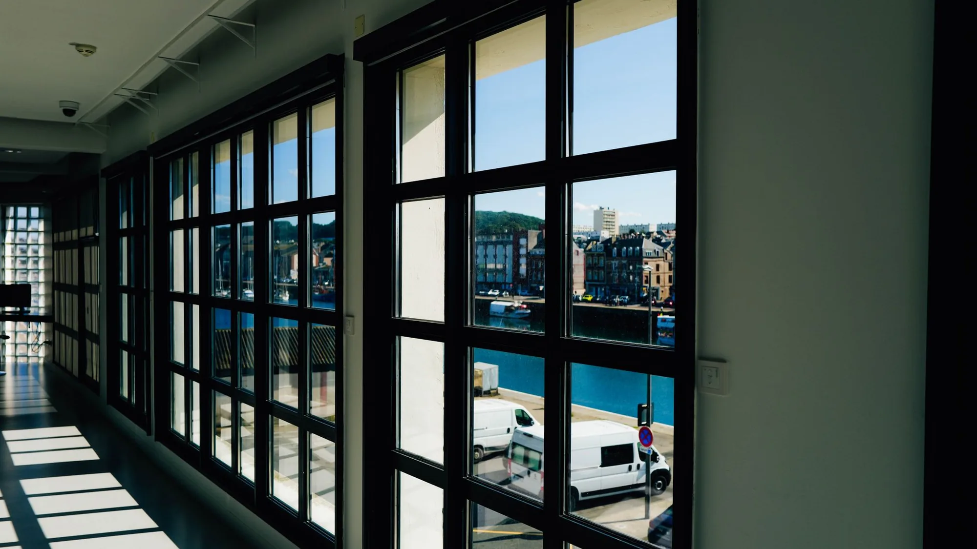 Kantoor met een glasgevel van vloer tot plafond en veel daglicht