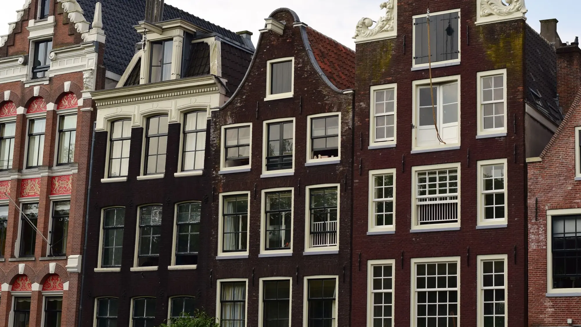 Monumentale grachtenpanden met historische ramen en puntgevels