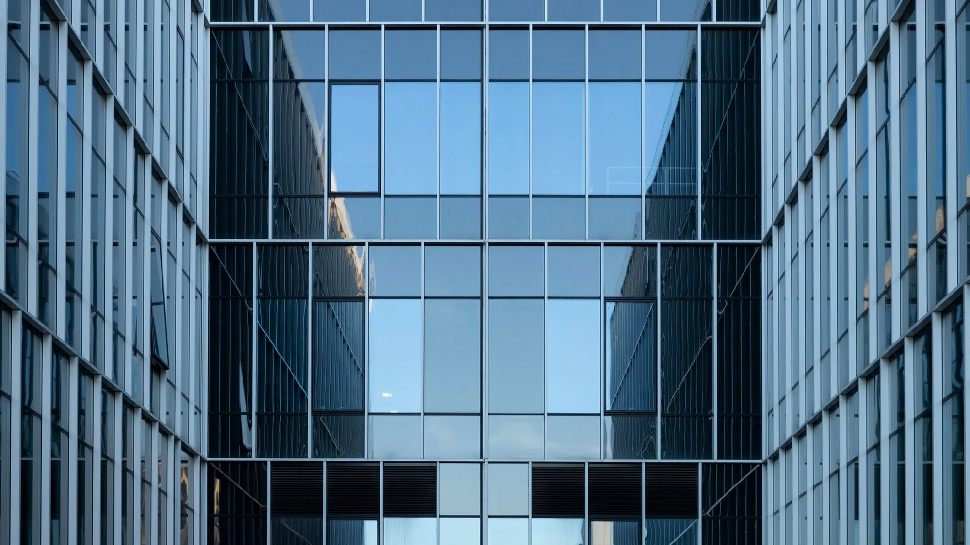 Twee kantoorgebouwen met glasgevels